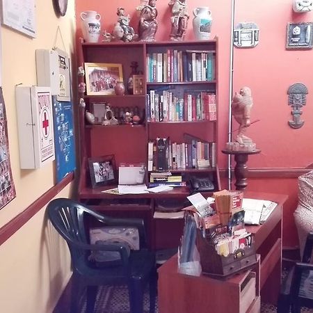 Friends House Lima Bagian luar foto