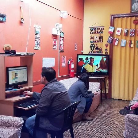 Friends House Lima Bagian luar foto